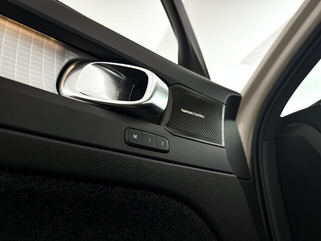 Volvo XC40 B4 Plus Dark | Parkeercamera | Stoel- en Stuurverwarming | Harman Kardon | Trekhaak