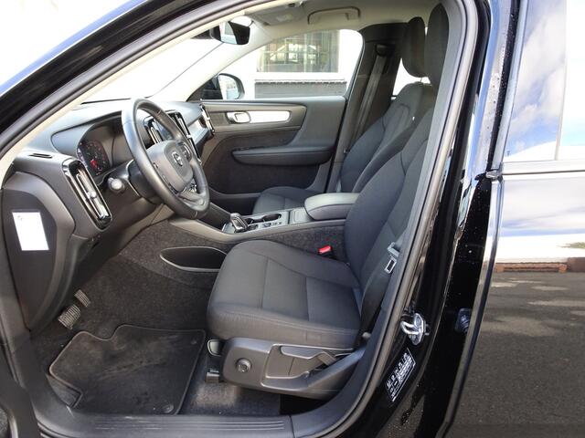 Volvo XC40 1.5 T3 Momentum Automatische airco, navigatie, stoelverwarming, trekhaak, licht metalen velgen, automaat, enz.