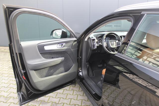 Volvo XC40 1.5 T3 R-Design 164PK | Incl. 12 maanden garantie | LED | Parkeersensoren | Elektr. kofferklep | Apple Carplay | Climate control | Verkeersbord detectie | Lane assist | Cruise control | Navigatie | Luxe lederen bekleding |