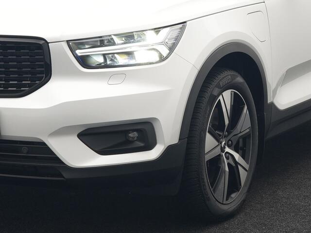 Volvo XC40 T5 Recharge R-Design Polestar Engineered Plug In Hybrid PHEV | Trekhaak Af Fabriek | Panodak | Adaptive Cruise | Camera | Harman / Kardon | Alcantara Sportstoelen & Stuur Verwarmd | Apple Carplay | 19"L.M | Navigatie | DAB |