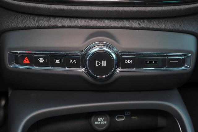 Volvo XC40 Recharge Plus 70 kWh - IntelliSafe Assist & Surround - Parkeercamera achter - Verwarmde voorstoelen & stuur - Parkeersensoren voor & achter - Draadloze tel. lader - Warmtepomp - Extra getint glas - 19' LMV