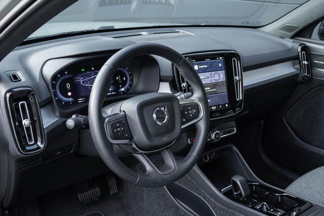 Volvo XC40 B4 Plus Dark | Verwarmbare Voorstoelen en Stuurwiel | Semi-Elektrische Trekhaak | Verwarmbare Voorruit | Premium Audio by Harman Kardon | Adaptieve Cruise Control | Park Assist