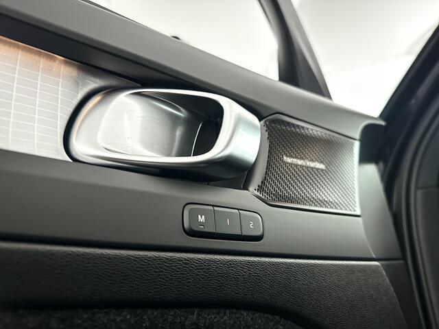 Volvo XC40 B4 Plus Dark | Parkeercamera | Stoel- en Stuurverwarming | Harman Kardon | Trekhaak