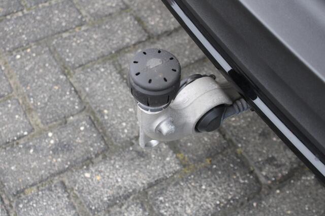 Volvo XC40 Extended Range Ultimate 82 kWh | Schuif/kanteldak | BLIS | 360 Camera | Trekhaak | H&K Audio | 20" LMV