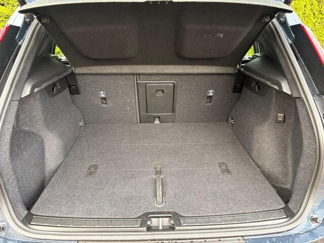 Volvo XC40 B4 Plus Dark | Harman/Kardon | Trekhaak | Elektrische Verstelbare stoelen |