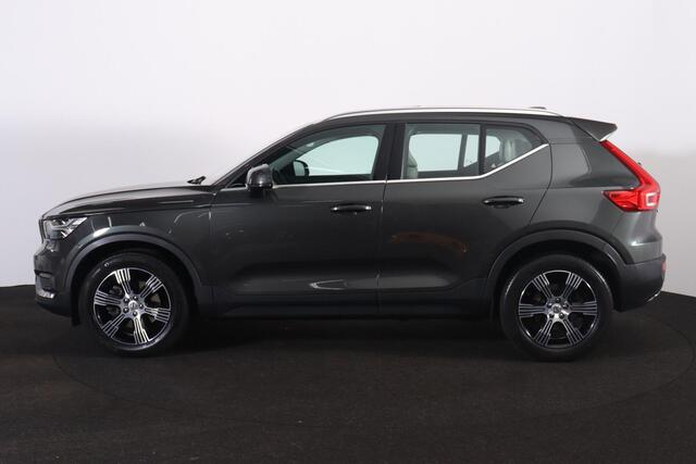 Volvo XC40 T4 Inscription - Panorama/schuifdak - IntelliSafe Assist & Surround - Verwarmde voorstoelen - Parkeercamera achter - Parkeersensoren voor & achter - Elektr. bedienb. voorstoelen met geheugen links - Elektr. inklapbare trekhaak - 18' LMV
