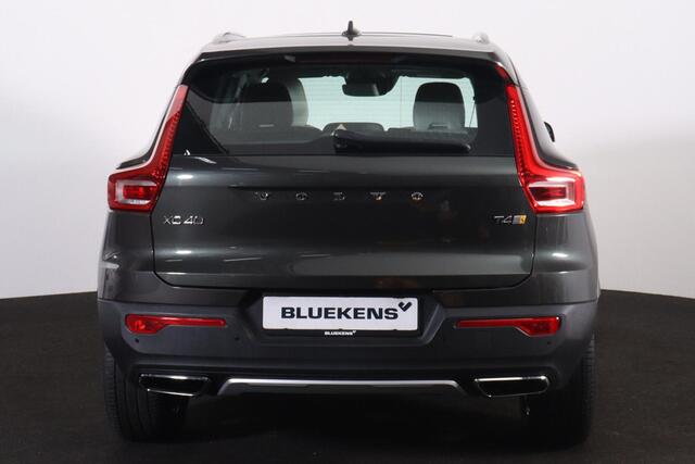 Volvo XC40 T4 Inscription - Panorama/schuifdak - IntelliSafe Assist & Surround - Verwarmde voorstoelen - Parkeercamera achter - Parkeersensoren voor & achter - Elektr. bedienb. voorstoelen met geheugen links - Elektr. inklapbare trekhaak - 18' LMV
