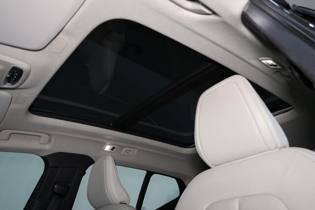 Volvo XC40 T4 Inscription - Panorama/schuifdak - IntelliSafe Assist & Surround - Verwarmde voorstoelen - Parkeercamera achter - Parkeersensoren voor & achter - Elektr. bedienb. voorstoelen met geheugen links - Elektr. inklapbare trekhaak - 18' LMV