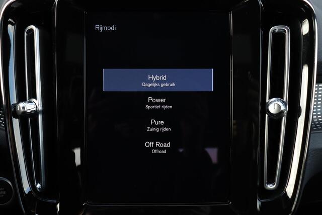 Volvo XC40 T4 Recharge R-Design - IntelliSafe Assist - Parkeercamera achter - Verwarmde voorstoelen & stuur - Draadloze tel. lader - Parkeersensoren voor & achter - High Performance audio - 19' LMV