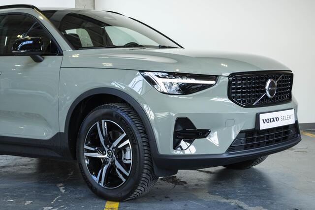 Volvo XC40 B4 Plus Dark | Verwarmde Voorstoelen+Stuurwiel | Verwarmde voorruit | Semi-Elektrische Trekhaak | Harman Kardon Premium Audio | Apple Carplay / Android Auto | Elektrisch bedienbare voorstoelen | Google infotaiment