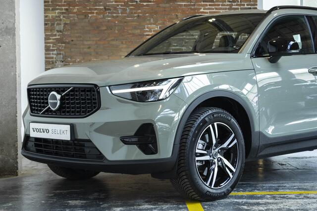 Volvo XC40 B4 Plus Dark | Verwarmde Voorstoelen+Stuurwiel | Verwarmde voorruit | Semi-Elektrische Trekhaak | Harman Kardon Premium Audio | Apple Carplay / Android Auto | Elektrisch bedienbare voorstoelen | Google infotaiment