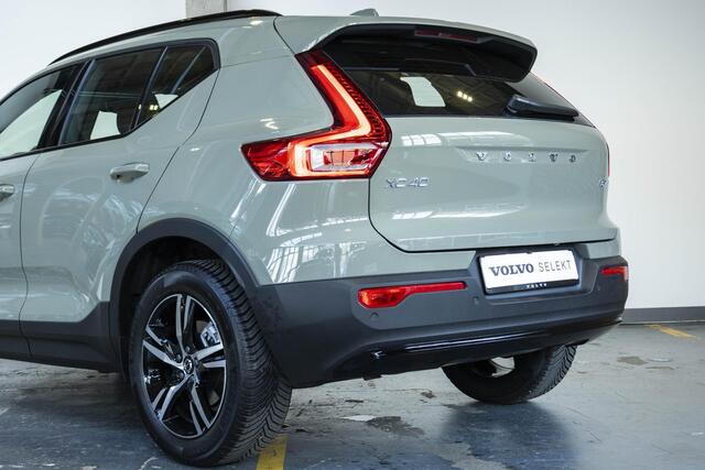 Volvo XC40 B4 Plus Dark | Verwarmde Voorstoelen+Stuurwiel | Verwarmde voorruit | Semi-Elektrische Trekhaak | Harman Kardon Premium Audio | Apple Carplay / Android Auto | Elektrisch bedienbare voorstoelen | Google infotaiment