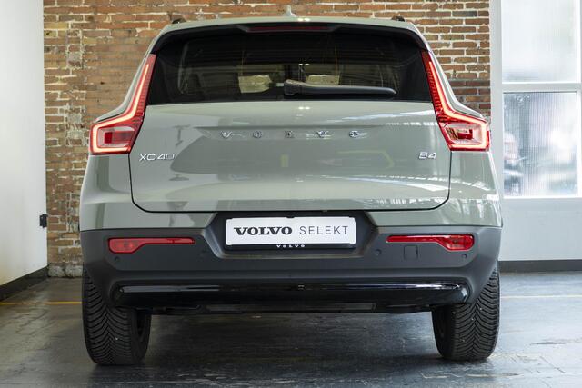 Volvo XC40 B4 Plus Dark | Verwarmde Voorstoelen+Stuurwiel | Verwarmde voorruit | Semi-Elektrische Trekhaak | Harman Kardon Premium Audio | Apple Carplay / Android Auto | Elektrisch bedienbare voorstoelen | Google infotaiment