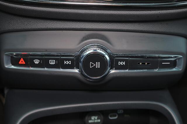 Volvo XC40 Recharge Twin Ultimate 78 kWh - Panorama/schuifdak - IntelliSafe Assist & Surround - 360º Camera - Harman/Kardon audio - Verwarmde voorstoelen, stuur & achterbank - Parkeersensoren voor & achter - Elektr. bedienb. voorstoelen met geheugen links - Draadloz