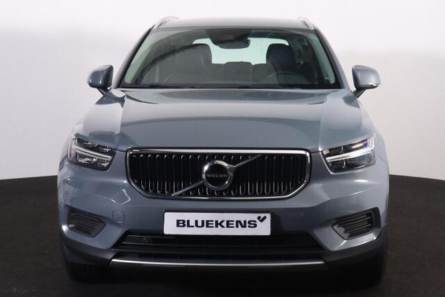 Volvo XC40 T3 Momentum Pro - Verwarmde voorstoelen, stuur & achterbank - Parkeersensoren achter - Cruise control - Standkachel - 18' LMV