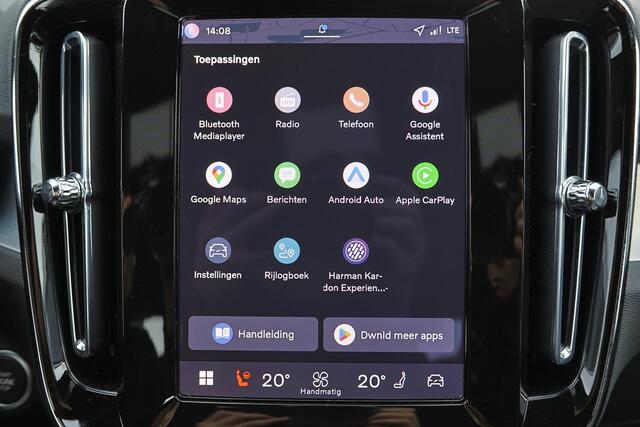 Volvo XC40 B4 Plus Dark - IntelliSafe Assist & Surround - Harman/Kardon audio - Parkeercamera achter - Parkeersensoren voor & achter - Elektr. bedienb. voorstoelen met geheugen links - Draadloze tel. lader - Elektr. inklapbare trekhaak - 19' LMV