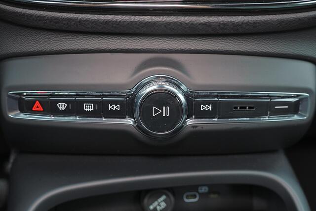 Volvo XC40 B4 Plus Dark - IntelliSafe Assist & Surround - Harman/Kardon audio - Parkeercamera achter - Parkeersensoren voor & achter - Elektr. bedienb. voorstoelen met geheugen links - Draadloze tel. lader - Elektr. inklapbare trekhaak - 19' LMV