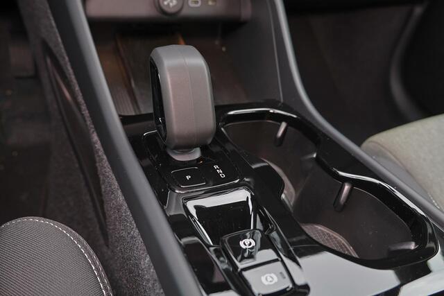 Volvo XC40 B4 Plus Dark - IntelliSafe Assist & Surround - Harman/Kardon audio - Parkeercamera achter - Parkeersensoren voor & achter - Elektr. bedienb. voorstoelen met geheugen links - Draadloze tel. lader - Elektr. inklapbare trekhaak - 19' LMV