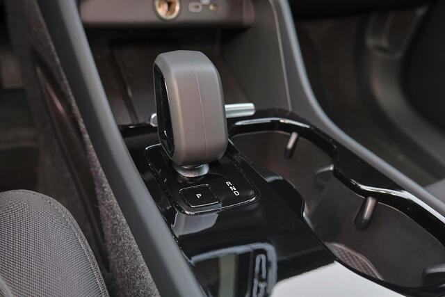 Volvo XC40 Extended Range Plus 82 kWh - IntelliSafe Assist & Surround - Parkeercamera achter - Verwarmde voorstoelen & stuur - Parkeersensoren voor & achter - Draadloze tel. lader - Warmtepomp - 19' LMV