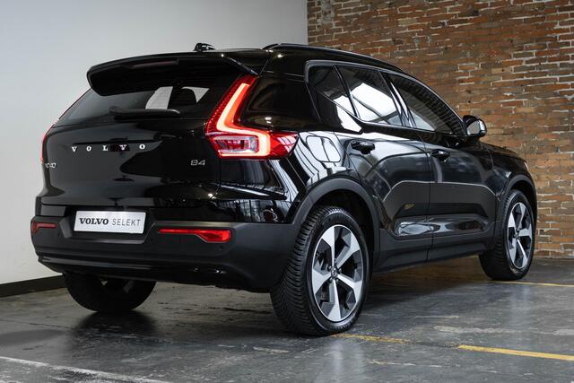 Volvo XC40 B4 Plus Dark | Trekhaak Semi-elektrisch | Adaptieve Cruise Control | Pilot Assist | Verwarmbare voorstoelen | Verwarmbaar stuurwiel | Blind Spot Information System | Verwarmbare voorruit | Parkeercamera | Parkeersensoren voor + achter |