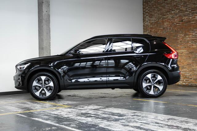 Volvo XC40 B4 Plus Dark | Trekhaak Semi-elektrisch | Adaptieve Cruise Control | Pilot Assist | Verwarmbare voorstoelen | Verwarmbaar stuurwiel | Blind Spot Information System | Verwarmbare voorruit | Parkeercamera | Parkeersensoren voor + achter |