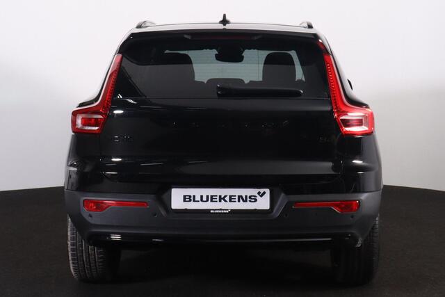 Volvo XC40 B4 Black Edition Ultra - Panorama/schuifdak - IntelliSafe Assist & Surround - 360º Camera - Harman/Kardon audio - Verwarmde voorstoelen & stuur - Parkeersensoren voor & achter - Elektr. bedienb. voorstoelen met geheugen links - Draadloze tel. lader - Extr