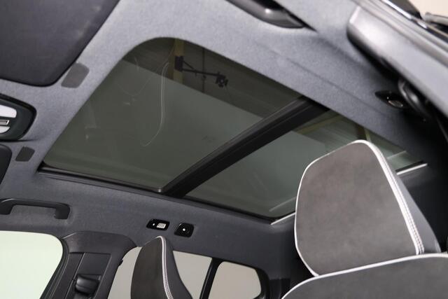 Volvo XC40 B4 Black Edition Ultra - Panorama/schuifdak - IntelliSafe Assist & Surround - 360º Camera - Harman/Kardon audio - Verwarmde voorstoelen & stuur - Parkeersensoren voor & achter - Elektr. bedienb. voorstoelen met geheugen links - Draadloze tel. lader - Extr