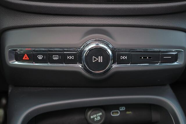 Volvo XC40 B4 Black Edition Ultra - Panorama/schuifdak - IntelliSafe Assist & Surround - 360º Camera - Harman/Kardon audio - Verwarmde voorstoelen & stuur - Parkeersensoren voor & achter - Elektr. bedienb. voorstoelen met geheugen links - Draadloze tel. lader - Extr