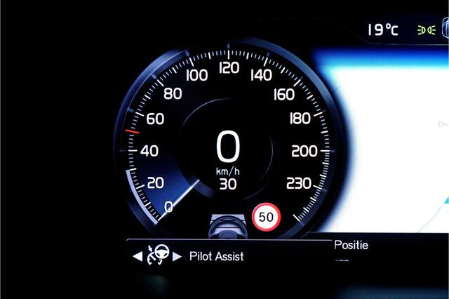 Volvo XC40 1.5 T4 Plug-in Hybrid 155kW/211pk DCT7 Ultimate FACELIFT! PANORAMADAK + HARMAN/KARDON + ADAPT.CRUISE + PILOT ASSIST + NAVI SENSUS + BLIS + LANE ASSIST + EL.STOELEN + STOEL-&STUURVERWARMING + 360 CAMERA + KEYLESS + PARKSENSOREN V&A + 19" LM-VELGEN!!