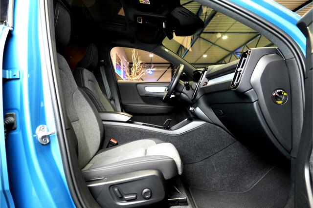 Volvo XC40 1.5 T4 Plug-in Hybrid 155kW/211pk DCT7 Plus Dark FACELIFT! PANORAMADAK + HARMAN/KARDON + CAMERA + CLIMA + CRUISE + NAVI SENSUS + LANE ASSIST + SPORTSTOELEN + KEYLESS ENTRY&GO + EL.ACHTERKLEP + PD-GLASS + PARKSENSOREN V&A + 18" LM-VELGEN!!