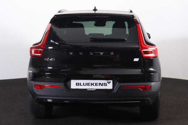 Volvo XC40 Plus Dark 69 kWh - IntelliSafe Assist & Surround - Parkeercamera achter - Verwarmde voorstoelen, stuur & achterbank - Parkeersensoren voor & achter - Elektr. bedienb. bestuurdersstoel met geheugen - Draadloze tel. lader - Warmtepomp - Extra getint glas - 