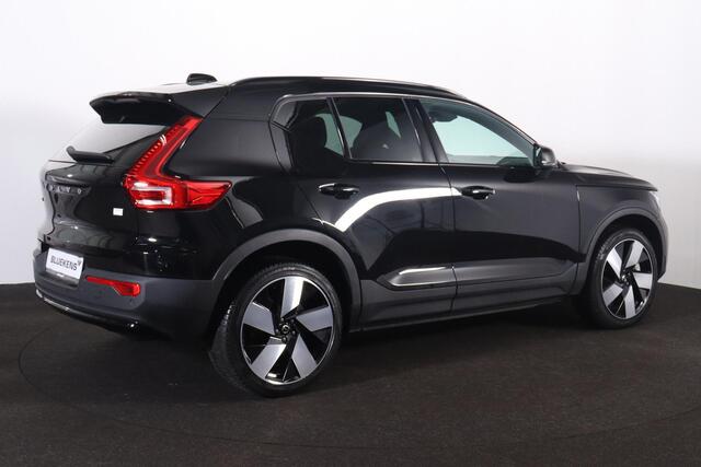 Volvo XC40 Plus Dark 69 kWh - IntelliSafe Assist & Surround - Parkeercamera achter - Verwarmde voorstoelen, stuur & achterbank - Parkeersensoren voor & achter - Elektr. bedienb. bestuurdersstoel met geheugen - Draadloze tel. lader - Warmtepomp - Extra getint glas - 