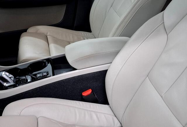 Volvo XC40 1.5 T5 193kW/262pk DCT7 Plug-in hybrid Plus Bright HARMAN/KARDON + NAPPALEDER + LANE ASSIST + STOEL-&STUURVERWARMING + LED KOPLAMPEN + CAMERA + EL.STOELVERSTELLING + KEYLESS ENTRY&GO + PD-GLASS + PARKSENSOREN + 18" LM-VELGEN!!