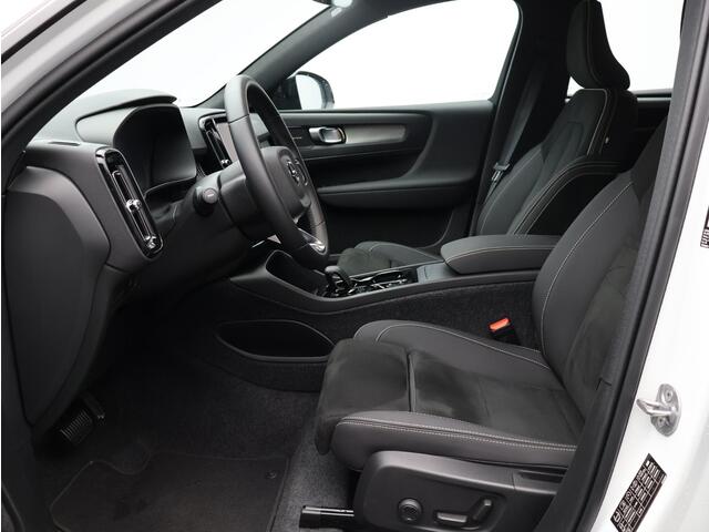 Volvo XC40 B4 197PK Plus Black Edition / Nubuck Bekleding / 20" / Contrasterend Dak / Harman Kardon / Elekt. Verstelb. Stoelen / Verwarmbaar Stuurwiel + Voorstoelen / BLIS /Adaptive Cruise /