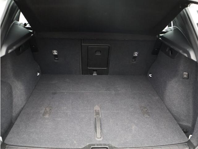 Volvo XC40 B4 197PK Plus Black Edition / Nubuck Bekleding / 20" / Contrasterend Dak / Harman Kardon / Elekt. Verstelb. Stoelen / Verwarmbaar Stuurwiel + Voorstoelen / BLIS /Adaptive Cruise /