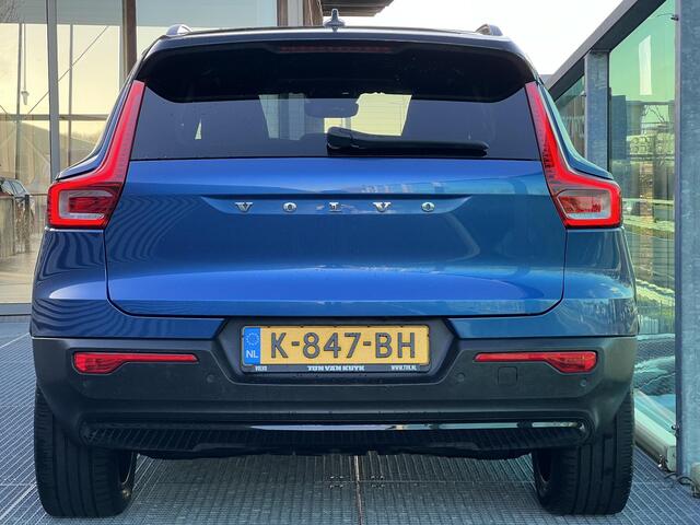 Volvo XC40 Recharge P8 AWD R-Design Automaat, Panoramadak, Trekhaak semi elektrisch inklapbaar, Stoel- en stuurverwarming, Zwart dak en zwarte grille, Leder, 360 graden parkeercamera, Harman Kardon audio