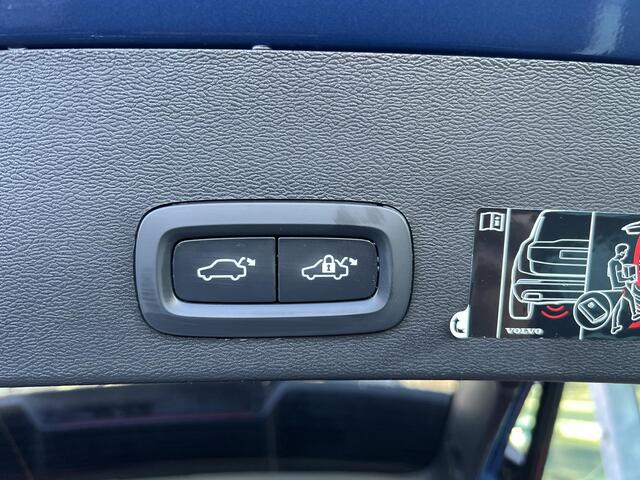 Volvo XC40 Recharge P8 AWD R-Design Automaat, Panoramadak, Trekhaak semi elektrisch inklapbaar, Stoel- en stuurverwarming, Zwart dak en zwarte grille, Leder, 360 graden parkeercamera, Harman Kardon audio