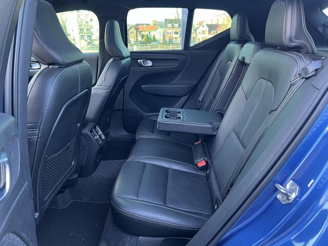 Volvo XC40 Recharge P8 AWD R-Design Automaat, Panoramadak, Trekhaak semi elektrisch inklapbaar, Stoel- en stuurverwarming, Zwart dak en zwarte grille, Leder, 360 graden parkeercamera, Harman Kardon audio