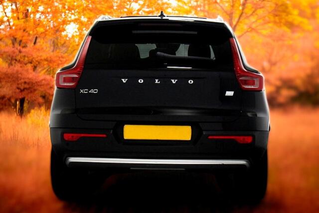 Volvo XC40 1.5 T4 155kW/211pk DCT7 Plug-in hybrid Ultimate Bright PANORAMADAK + HARMAN/KARDON + ADAPT.CRUISE + MATRIX LED + LANE ASSIST + NAPPALEDER + STOEL-&STUURVERWARMING + CAMERA + BLIS + EL.STOELEN + PARKSENSOREN V&A + 19" LM-VELGEN!!