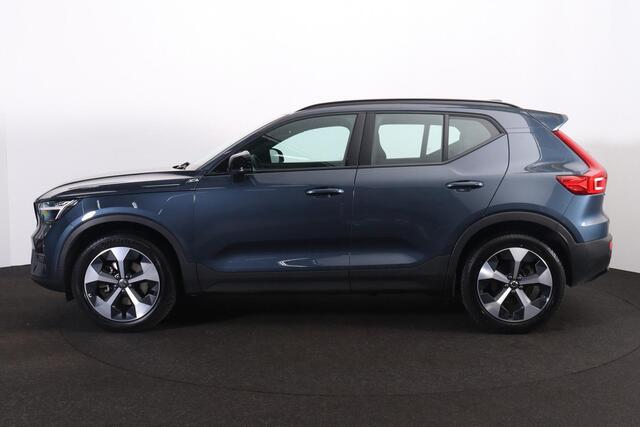 Volvo XC40 B4 Plus Dark - IntelliSafe Assist & Surround - Harman/Kardon audio - Parkeercamera achter - Verwarmde voorstoelen & stuur - Parkeersensoren voor & achter - Elektr. bedienb. voorstoelen met geheugen links - Draadloze tel. lader - Elektr. inklapbare trekhaa