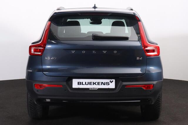 Volvo XC40 B4 Plus Dark - IntelliSafe Assist & Surround - Harman/Kardon audio - Parkeercamera achter - Verwarmde voorstoelen & stuur - Parkeersensoren voor & achter - Elektr. bedienb. voorstoelen met geheugen links - Draadloze tel. lader - Elektr. inklapbare trekhaa
