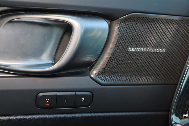 Volvo XC40 B4 Plus Dark - IntelliSafe Assist & Surround - Harman/Kardon audio - Parkeercamera achter - Verwarmde voorstoelen & stuur - Parkeersensoren voor & achter - Elektr. bedienb. voorstoelen met geheugen links - Draadloze tel. lader - Elektr. inklapbare trekhaa