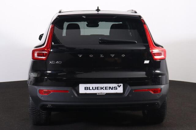 Volvo XC40 Recharge Ultimate 70 kWh - Panorama/schuifdak - IntelliSafe Assist & Surround - 360º Camera - Harman/Kardon audio - Adaptieve LED koplampen - Verwarmde voorstoelen & stuur - Parkeersensoren voor & achter - Elektr. bedienb. voorstoelen met geheugen links -