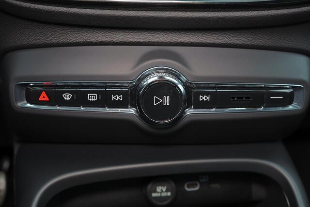 Volvo XC40 Recharge Ultimate 70 kWh - Panorama/schuifdak - IntelliSafe Assist & Surround - 360º Camera - Harman/Kardon audio - Adaptieve LED koplampen - Verwarmde voorstoelen & stuur - Parkeersensoren voor & achter - Elektr. bedienb. voorstoelen met geheugen links -