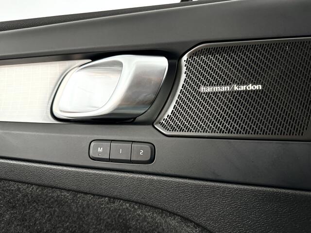 Volvo XC40 B4 Plus Dark Modeljaar 2026 | Parkeercamera | Harman Kardon | Stoel- en Stuurverwarming | Trekhaak