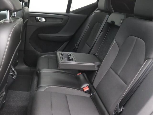 Volvo XC40 2.0 T4 AWD 190PK Aut. Pano-Schuifdak, Trekhaak, Side Assist, Adaptieve Cruise Controle, Harman Kardon Audio, 19" LM Velgen