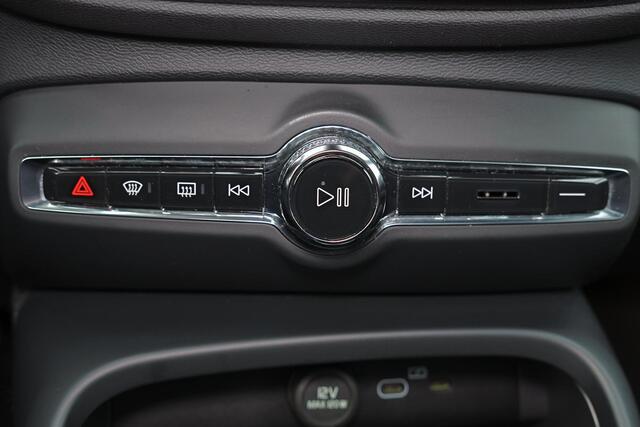 Volvo XC40 Twin Ultimate 78 kWh - Panorama/schuifdak - IntelliSafe Assist & Surround - 360º Camera - Harman/Kardon audio - Verwarmde voorstoelen & stuur - Parkeersensoren voor & achter - Elektr. bedienb. voorstoelen met geheugen links - Draadloze tel. lader - Warmte