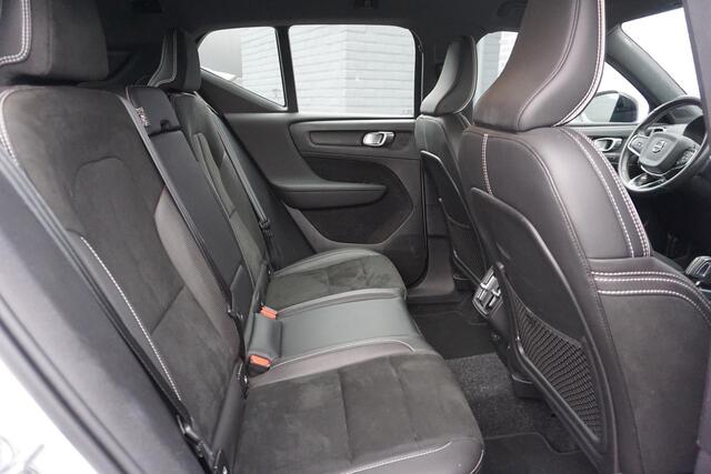 Volvo XC40 2.0 T4 R-Design | Trekhaak | Panorama dak | Adaptieve cruise control | Parkeercamera | Stoelverwarming |