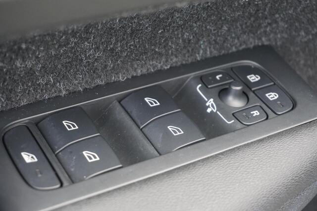 Volvo XC40 2.0 T4 R-Design | Trekhaak | Panorama dak | Adaptieve cruise control | Parkeercamera | Stoelverwarming |