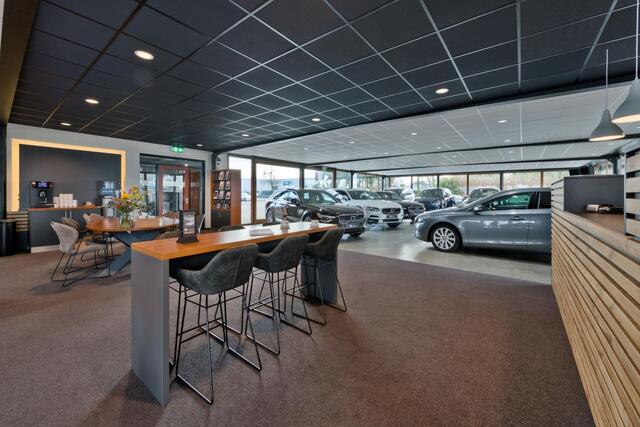 Volvo XC40 2.0 B3 PLUS BLACK EDITION